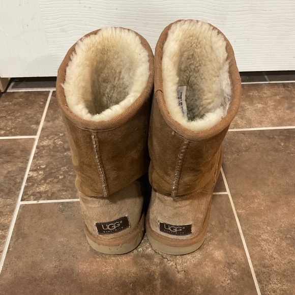 UGG Australia Classic Short Sheepskin Boots in Chestnut Size 8 - Picture 4 of 7